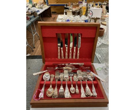 A SOUTH SEYMOUR LTD, SHEFFIELD, CASED CANTEEN OF CUTLERY 