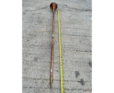 A VINTAGE COPPER AND BRASS HUNTING HORN 