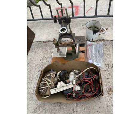 AN ASSORTMENT OF ITEMS TO INCLUDE A MINIATURE SEWING MACHINE, AN ENAMEL JUG AND ELECTRICAL ITEMS ETC 
