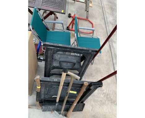 AN ASSORTMENT OF ITEMS TO INCLUDE TWO FOLDING CHAIRS, BUILDERS TRESTLES AND GARDEN TOOLS ETC 