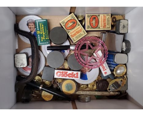 A BOX OF VINTAGE COLLECTABLES, BADGES ETC 