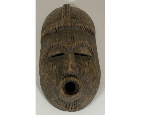 A VINTAGE AFRICAN TRIBAL WOODEN MASK, LENGTH 28CM 