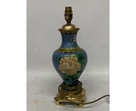 A CHINESE CLOISONNE TABLE LAMP WITH BRASS BASE AND FITTINGS 