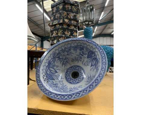 A VINTAGE BLUE AND WHITE CERAMIC SINK UNIT 