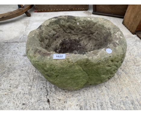 A SMALL ROUND STONE TROUGH PLANTER (D:40CM) 