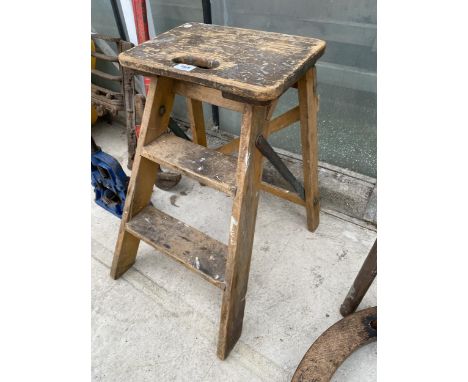 A VINTAGE PINE KITCHEN STEP 