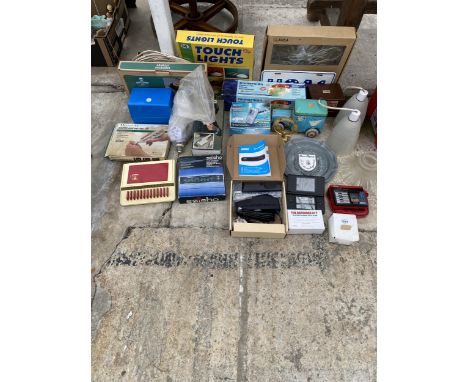 AN ASSORTMENT OF VINTAGE AND RETRO ITEMS TO INCLUDE A NINTNDO DS, SAFETY ALARMS AND LIGHTS ETC 