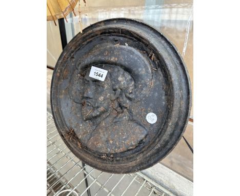 A VINTAGE CAST IRON PLAQUE OF A HISTORICAL MALE FIGURE 