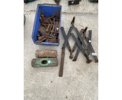 AN ASSORTMENT OF GATE HINGES AND TWO SLEDGE HAMMER HEADS 