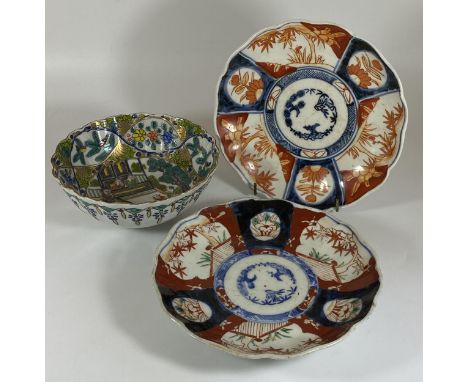 THREE ITEMS - A PAIR OF JAPANESE MEIJI PERIOD (1868-1912) IMARI SCALLOPED RIM PLATES, DIAMETER 22CM &amp; A CHINESE FAMILLE V