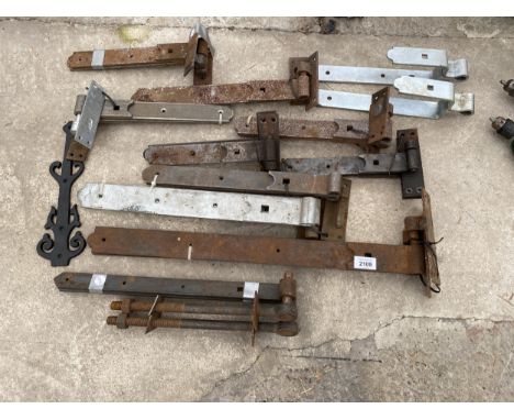 A LARGE QUANTITY OF ASSORTED GATE HINGES AND HANGERS 