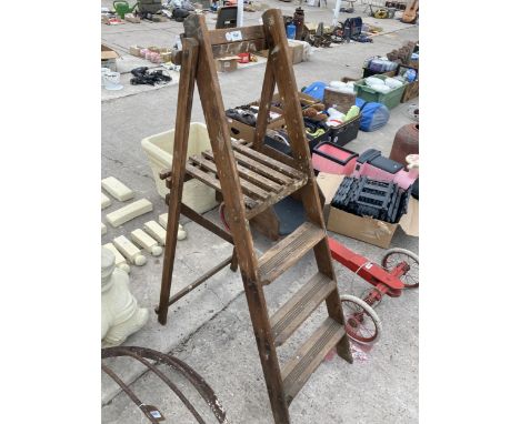 A VINTAGE THREE RUNG WOODEN STEP LADDER 