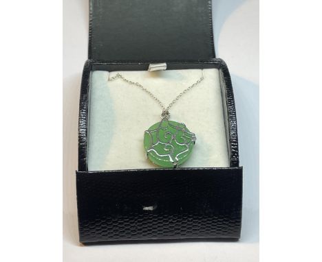 A SILVER AND JADE NECKLACE IN A PRESENTATION BOX 