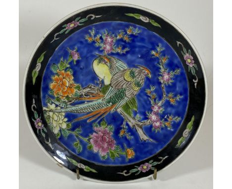 A JAPANESE POTTERY PLATE WITH ENAMEL BIRD DESIGN, DIAMETER 22CM 