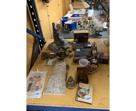 A LARGE MIXED LOT TO INCLUDE WOOD AND METAL STAMPS, A RELIGIOUS WOODEN PRINT, WALL SCONCE, AN INDIGENOUS STYLE SHOE, TRINKET 