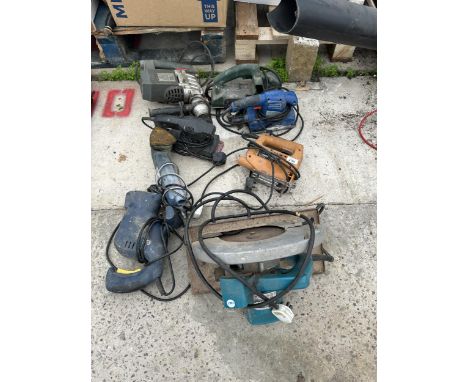 AN ASORTMENT OF POWER TOOLS TO INCLUDE CIRCULAR SAWS AND SANDERS ETC 