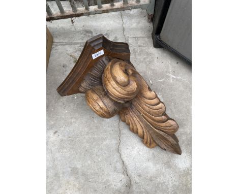 A DECORATIVE CARVED HARD WOOD CORNER WALL SHELF 