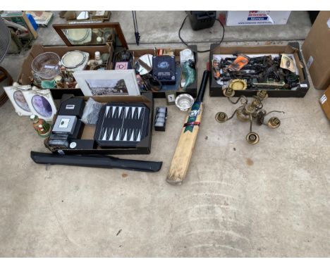 A LARGE ASSORTMENT OF ITEMS TO INCLUDE WINDOW CATCHES, CERAMICS AND A LIGHT FITTING ETC 