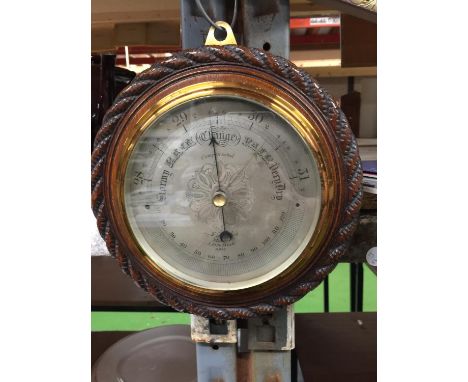 A VINTAGE CIRCULAR BAROMETER WITH ROPE STYLE EDGING 