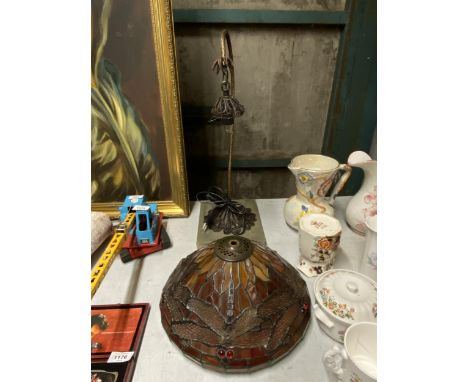 A VINTAGE TABLE LAMP WITH TIFFANY STYLE LEADED DRAGONFLY PATTERN GLASS SHADE 