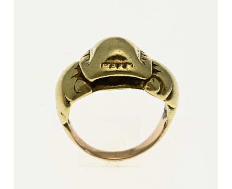 Coarse yellow gold ring, 750/000. Ring with a head decorated with an elaborate square head and 2 end pieces. Width 10 mm. app