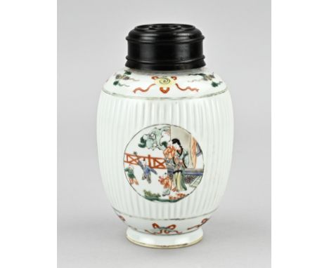 Chinese porcelain Familie Verte tea caddy with Kang Xi lucky symbols and geishas with fools decoration. Size: H 16 cm. In goo