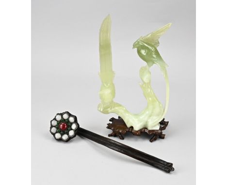 2x China. 1x Bronze scepter with inlay. 1x Bird figure (jade?) on console. Chip on wing + beak. Size: 28 - 30 cm. In reasonab
