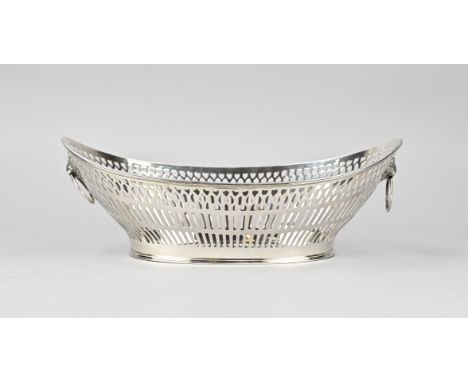Silver bread basket, 835/000, oval model with a sawn bar decoration. The basket has 2 lion macrons with eyes as handles and i