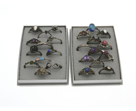 Lot with 24 silver rings, 835/000, with coral lapis lazuli, amethyst, opal and marcasite. Total approx. 38 grams. In good con