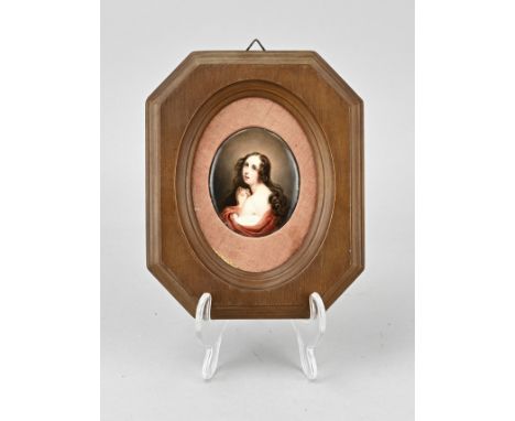 Antique handpainted medallion with portrait of a lady. 19th century. Hairline. Size: 7 x 5.5 cm. In fair/good condition.