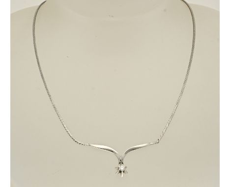 White gold choker, 585/000, with diamond. Choker with a flat link and in the middle a V-shaped element with in the middle a p