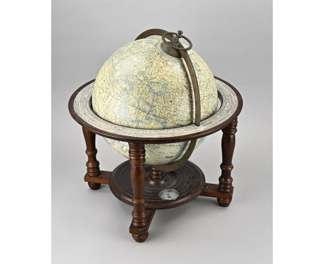 Mahogany globe. After antique example. Globe with lithography on paper. Second half 20th century. Dimensions: 52 x 43 cm. In 
