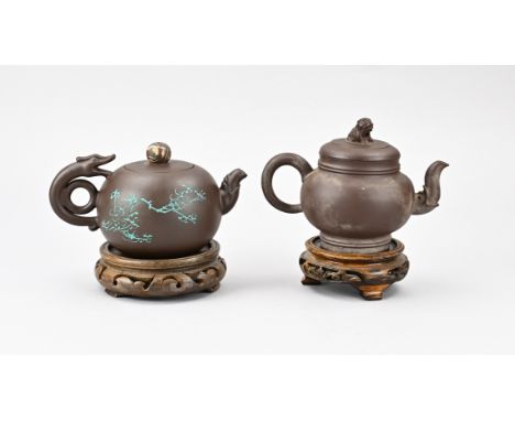 Two Chinese Yixing teapots on console. Bottom mark. Size: 14 - 16 cm. In good condition.