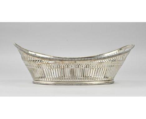 Silver bread basket, 833/000, boat-shaped model with openwork sawn with bars and circle decoration. Placed on an oval edge. T