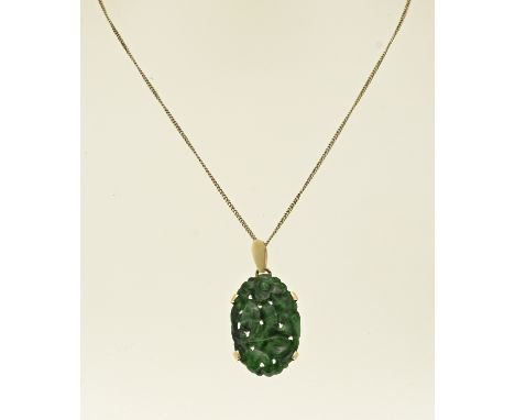Yellow gold necklace and pendant, 585/000, with jade. Fine gourmet necklace with an oval pendant with an oval cut jade, chlor