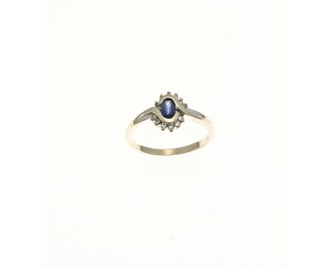 White gold ring, 585/000, with sapphire and diamond. Ring with a rosette in the middle an oval facetted sapphire and around i