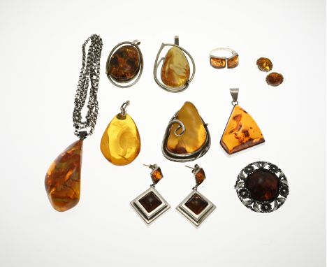 Various silver jewelry with amber./ copal, with among others earrings, 6 pendants, a ring and a brooch. total approx. 111 gra
