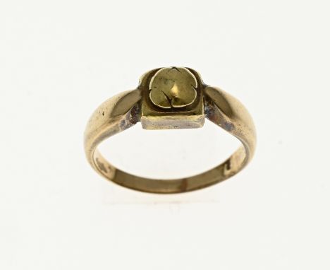 Yellow gold ring, 750/000, with a worked head. Width head 6 mm. ø 46. approx. 4.4 grams. In good condition.