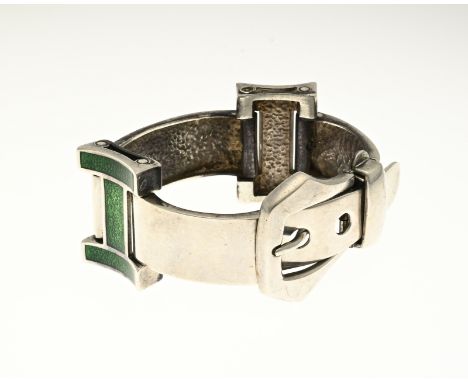 Coarse silver bracelet, 925/000, with green enamel. Bracelet with buckle closure and 2 links decorated with green enamel. 18.