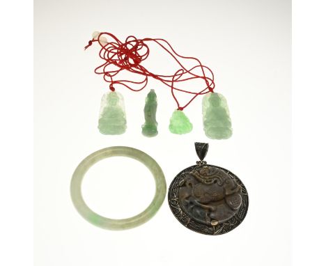 Lot with various jade jewelry, 3 plaques as pendant with red cord, provided with a holy figure, a jade bracelet, ø 8 mm., dia