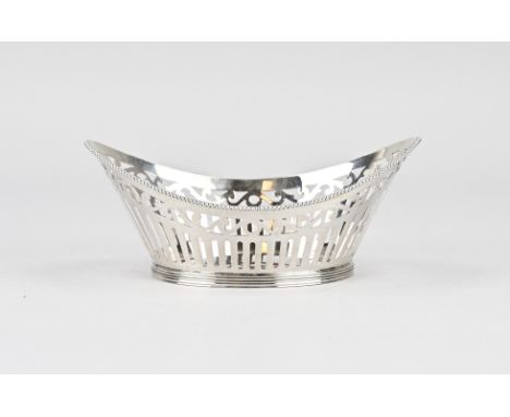 Oval silver bonbon basket, 835/000, with a sawn bar and floral pattern. The basket has a pearl rim and is placed on an oval r