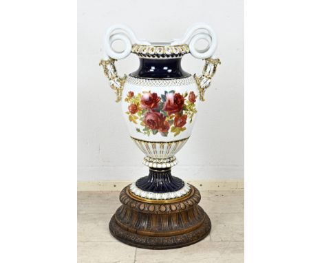 Rare, large Meissen ornamental vase. Double snake vase. After a design by Ernst August Leuteritz, 1860 - 1863. The vase is de
