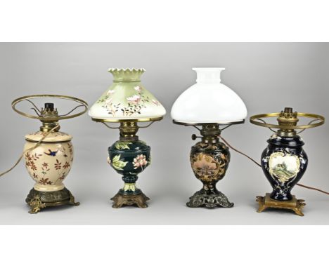 4x Antique table kerosene lamp. Majolica + opaline glass. Circa 1900. Dimensions: H 45 cm. In reasonable/good condition.