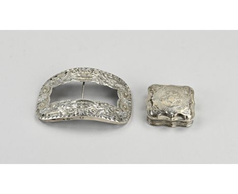 Lot silver, 835/000, with a buckle and a mint box. Buckle with coins and floral decoration. MT.: unclear, jl.:S: 1902. And a 