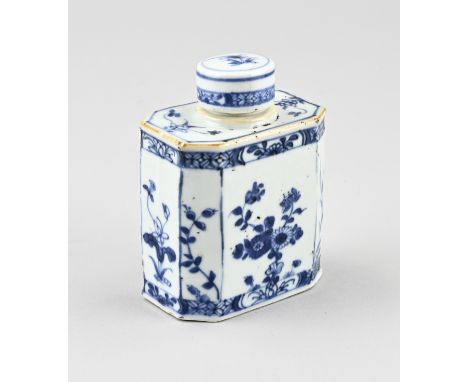 18th century Chinese porcelain tea caddy with floral decoration. Hairline crack + chip lid. Dimensions: 10.5 x 5 x 8 cm. In f