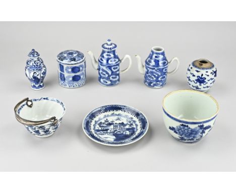 Lot with eight parts various antique Chinese porcelain. 18th - 19th century. Bowl damaged. Tea caddy hairline. Lid glued, res
