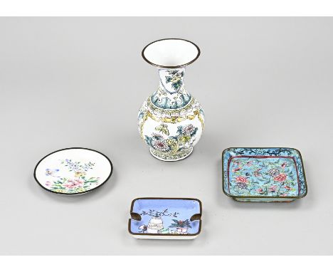 Four parts old/antique Chinese enamel. Various. 20th century. Size: 9 - 16 cm. In good condition.