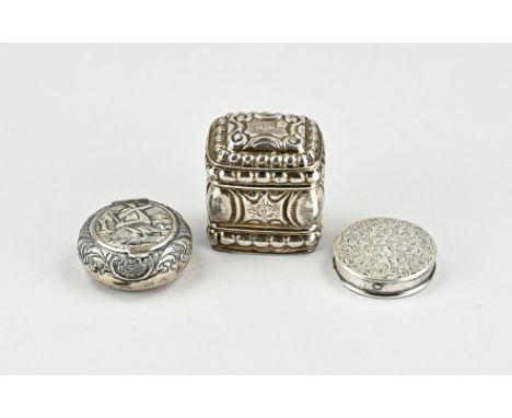 Lot with 3 silver boxes, 833/000, a snuff box, rectangular model with chased work and engraving. 4x2.5x4.5cm. MT.: CHCammans,