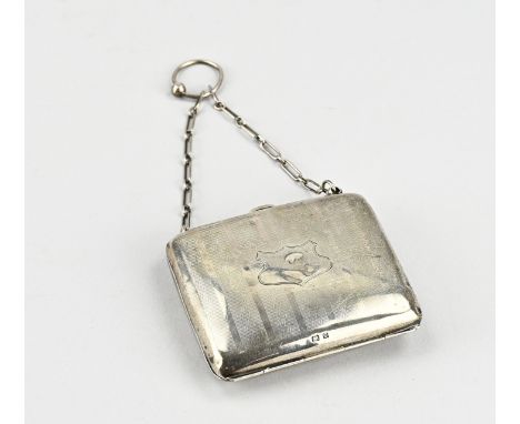 Silver purse, 925/000, with a chain. Rectangular model with line decoration and an engraved shield. The purse has a chain wit