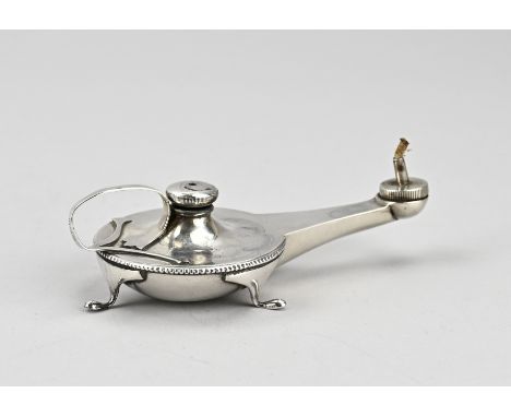 Silver oil lamp, 800/000, round model with spout placed on 3 legs, a handle and decorated with a pearl rim. approx. 97 grams.